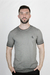 Camiseta Calvin Klein Jeans na cor chumbo, com logo discreto no peito, modelo masculino.