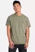 Camiseta careca verde militar para homens, com logo bordado em azul.