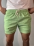 Shorts de linho verde claro com cordão na cintura, modelo casual.