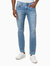 Calça jeans slim azul claro da Calvin Klein, com cinco bolsos, modelagem ajustada, usada por um homem com tênis brancos.