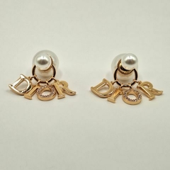 Brinco Folheado a Ouro 18k Inspiração Marca CD - Use Elegance