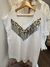 Remera con lentejuelas escote V