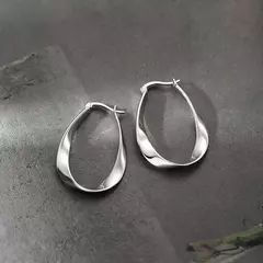 Cor Prata Geométrica Torcida Brincos de Argola para Mulheres, Mobius Faixa Brin