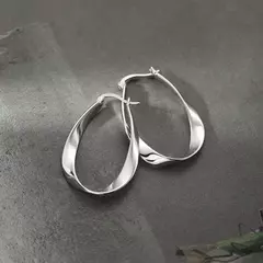 Imagem do Cor Prata Geométrica Torcida Brincos de Argola para Mulheres, Mobius Faixa Brin