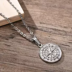 Imagem do Vnox colares em camadas para os homens, vela pingente bússola de viagem, corren