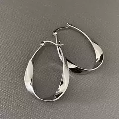 Cor Prata Geométrica Torcida Brincos de Argola para Mulheres, Mobius Faixa Brin - comprar online