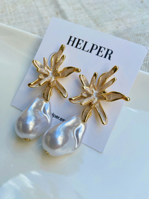 Brinco flor resinada com pérola barroca folheado ouro 18k