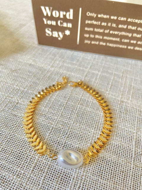 Pulseira escama com pérola orgânica folheado Ouro 18k