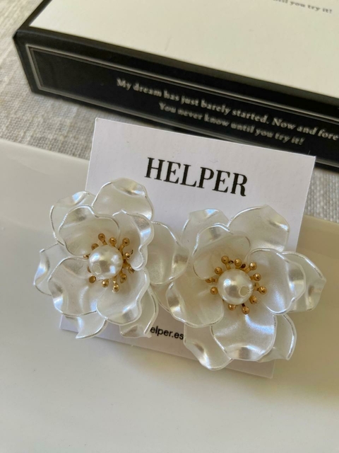 Brinco flor madrepérola médio folheado ouro 18k