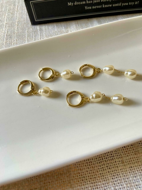 Dupla argolinhas com pérolas barroca folhedo ouro 18k - comprar online
