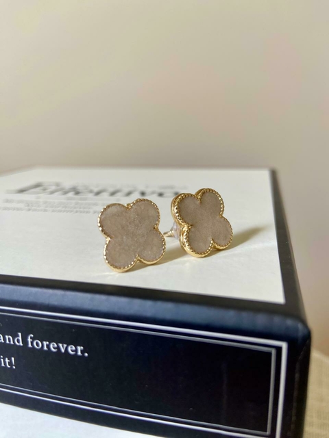 Brinco trevo marfim resinado folheado a ouro 18k