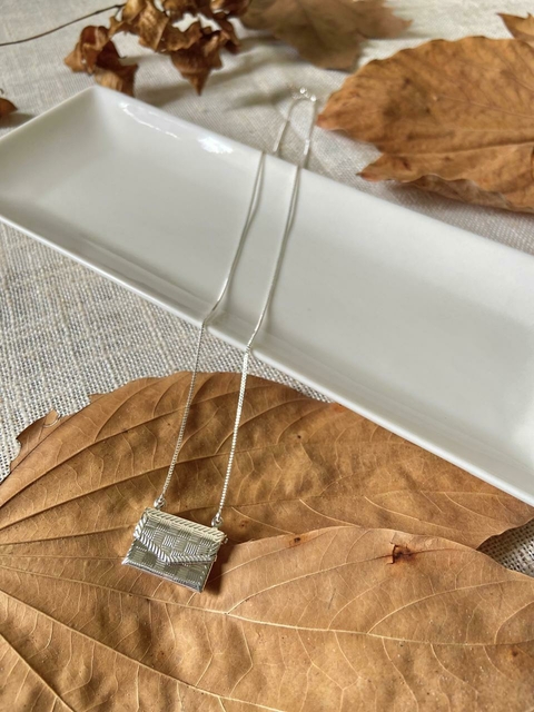 Colar relicário carta folheado prata 925