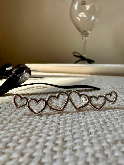 Brinco earcuff coração vazado folheado prata 925