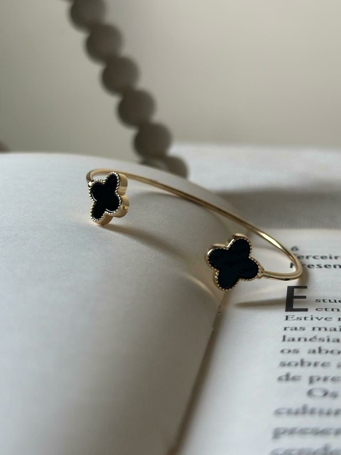 Bracelete trevo preto folheado ouro 18k