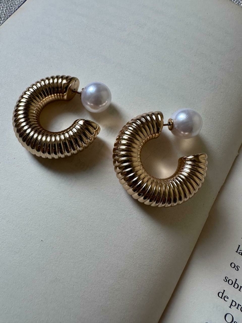Brinco espiral com pérola folheado ouro 18k