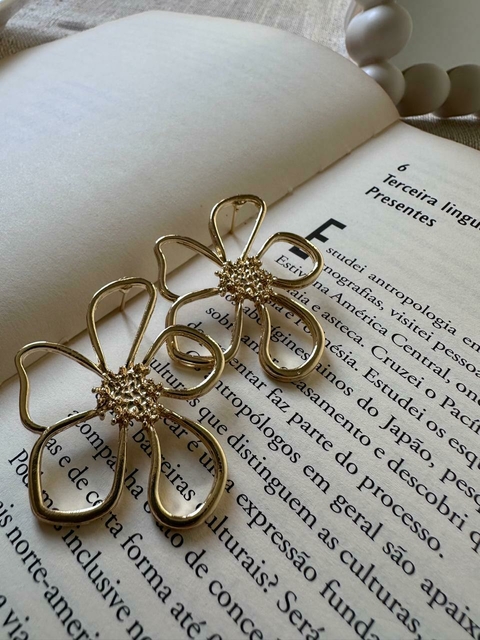 Brinco flor orgânica folheado ouro 18k