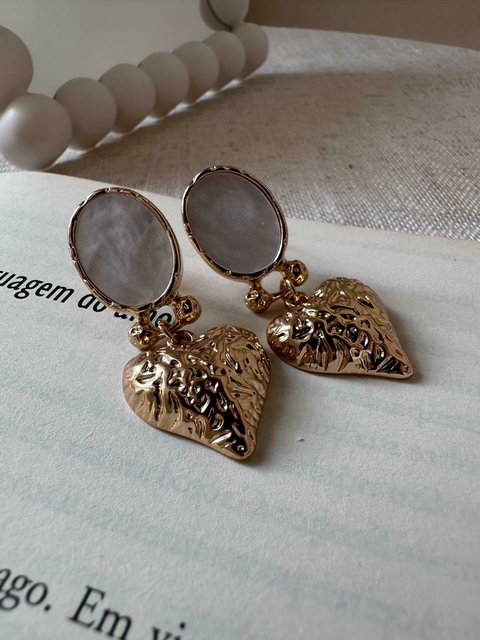 Brinco madrepérola com coração texturizado