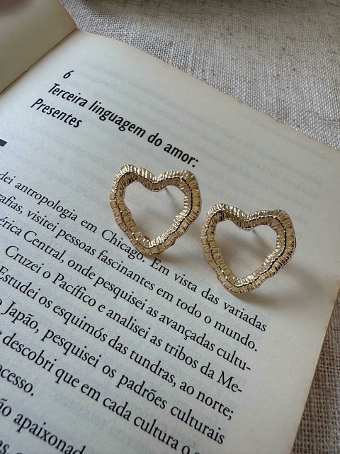 Brinco coração vazado texturizado folheado ouro 18k