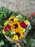 BUQUÊ DE ROSAS COM GIRASSOL