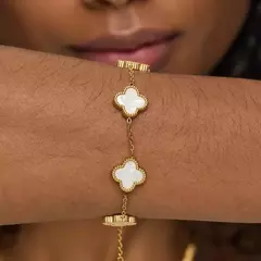 Pulseira Trevo Branco - Banho de ouro 18k. - Kovski - A Essência da Elegância, em Joias.