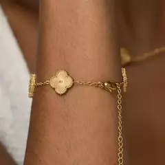 Pulseira Trevo Dourada - Banho de ouro 18k. na internet