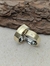 Par de alianças douradas com friso de 7mm e detalhe em pedra, sobre fundo neutro.