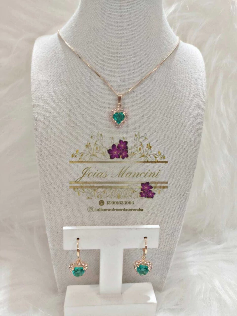 Kit de joias femininas com colar folheado a ouro 18k com pingente de pedra verde esmeralda em formato de coração e par de brincos combinando com zircônia verde