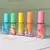 Conjunto de cinco marcadores de texto em cores pastel, com detalhes decorativos dentro dos frascos transparentes.