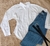 Camisa Manga Larga Blanca + Jeans Mom + Cinto.