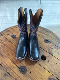 Bota Preta com bordados na internet