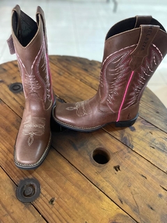 Bota marrom com bordado rosa bebê - comprar online