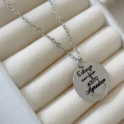 Colar - frase: Entrego,confio,aceito,agradeço | Aço inox - comprar online