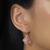 brinco-trevo-com-zirconia-rosa-banho-ouro-24k-detalhe.jpg