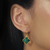 brinco-trevo-com-zirconia-verde-banho-ouro-24k-detalhe.jpg