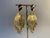 BRINCO DOURADO COM ARABESCOS E PINGENTES GOTA