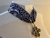 COLAR DE TECIDO BANDANA AZUL COM PINGENTE FLORAL DOURADO E PEDRAS TURQUESAS