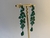 BRINCO LONGO PRATA COM PEDRAS VERDES EM GOTA