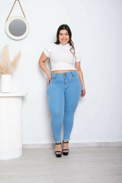 Jean celeste elastizado con cierre en botamanga, tiro alto y calce perfecto - tienda online