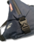 Mochila transversal slim preta modelo Vault sup com alça ajustável e logo da marca Acredita