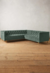 Sillón esquinero Bella Donna de terciopelo verde, con diseño capitoné y patas doradas, perfecto para darle un toque moderno a tu espacio.