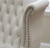 Sillón de un cuerpo Elepant color gris con detalles de botoné en el respaldo y apoyabrazos con tachas decorativas