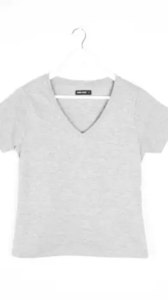 Imagen de REMERA ESCOTE EN V
