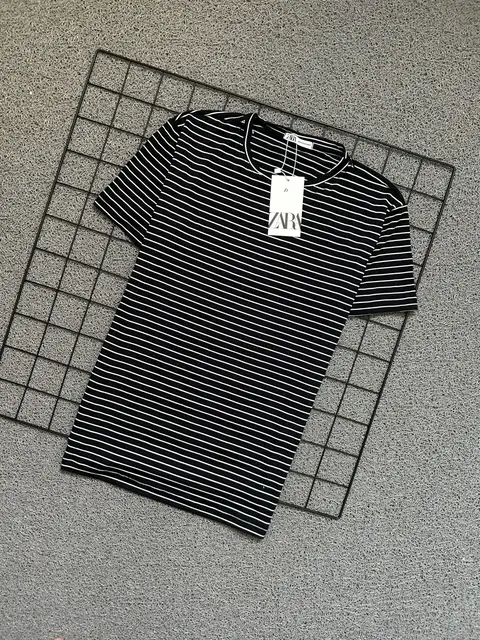 Camiseta LISTRADA Slim Fit - ZARA
