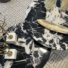 Mesa de centro redonda Aurora M em mármore preto - Glaucia Mosaner Interiores