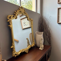 Espelho clássico Clara com moldura dourada - comprar online
