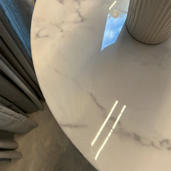 Mesa saarinen redonda em mármore branco - Glaucia Mosaner Interiores