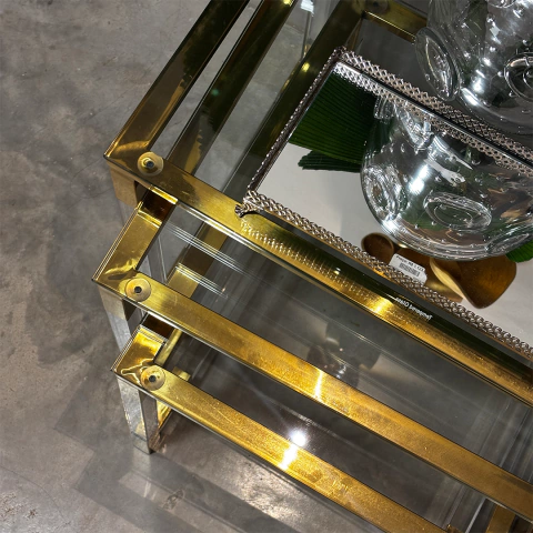 Mesa lateral quadrada Nobile P com vidro e base em alumínio dourado - Glaucia Mosaner Interiores