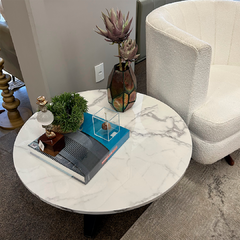 Mesa de centro redonda Agnes em mármore branco e base em alúminio cinza - Glaucia Mosaner Interiores
