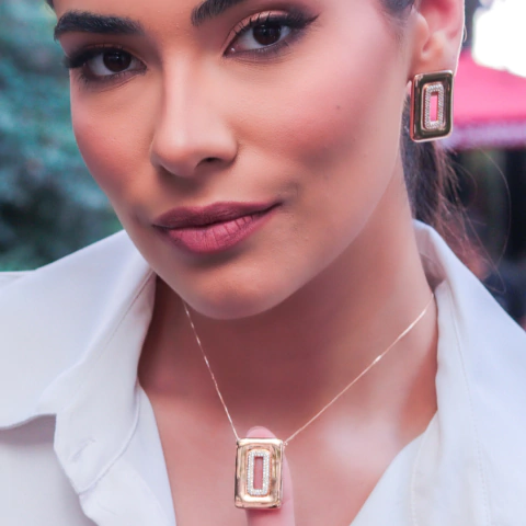 Conjunto de brinco e colar quadrado banhado a ouro 18k, com centro cravejado de zircônias, refletindo sofisticação e brilho sutil.