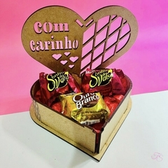 Mini caixinha de coração MDF Com Carinho - contém 3 bombons